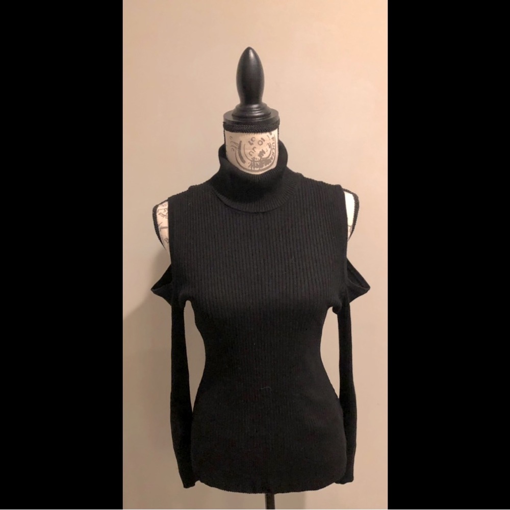 Turtleneck shoulder cut-out sweater